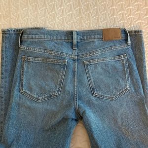 The Mid-Rise Perfect Vintage Jean in Ainsdale Wash: Knee-Rip Edition. Size 27P